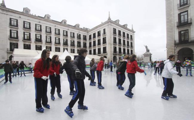 Comienza la instalación de la pista de patinaje sobre hielo en la Plaza Porticada